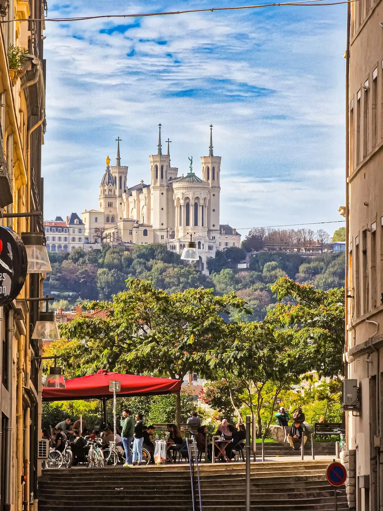 La basilique de Fourvière vue depuis une montée du Vieux Lyon