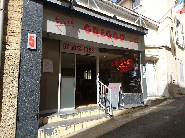 Front of the Greggo pizzeria and its entrance on the street