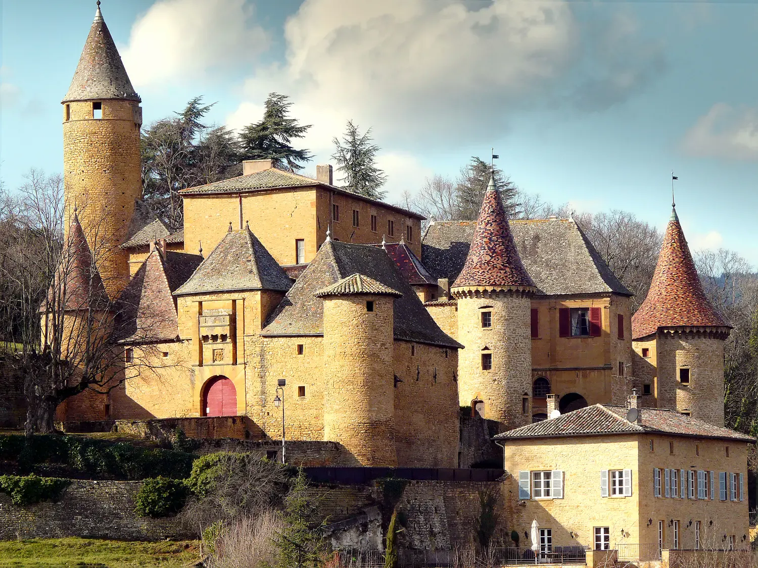 Château de Jarnioux and its round towers with pointed roofs