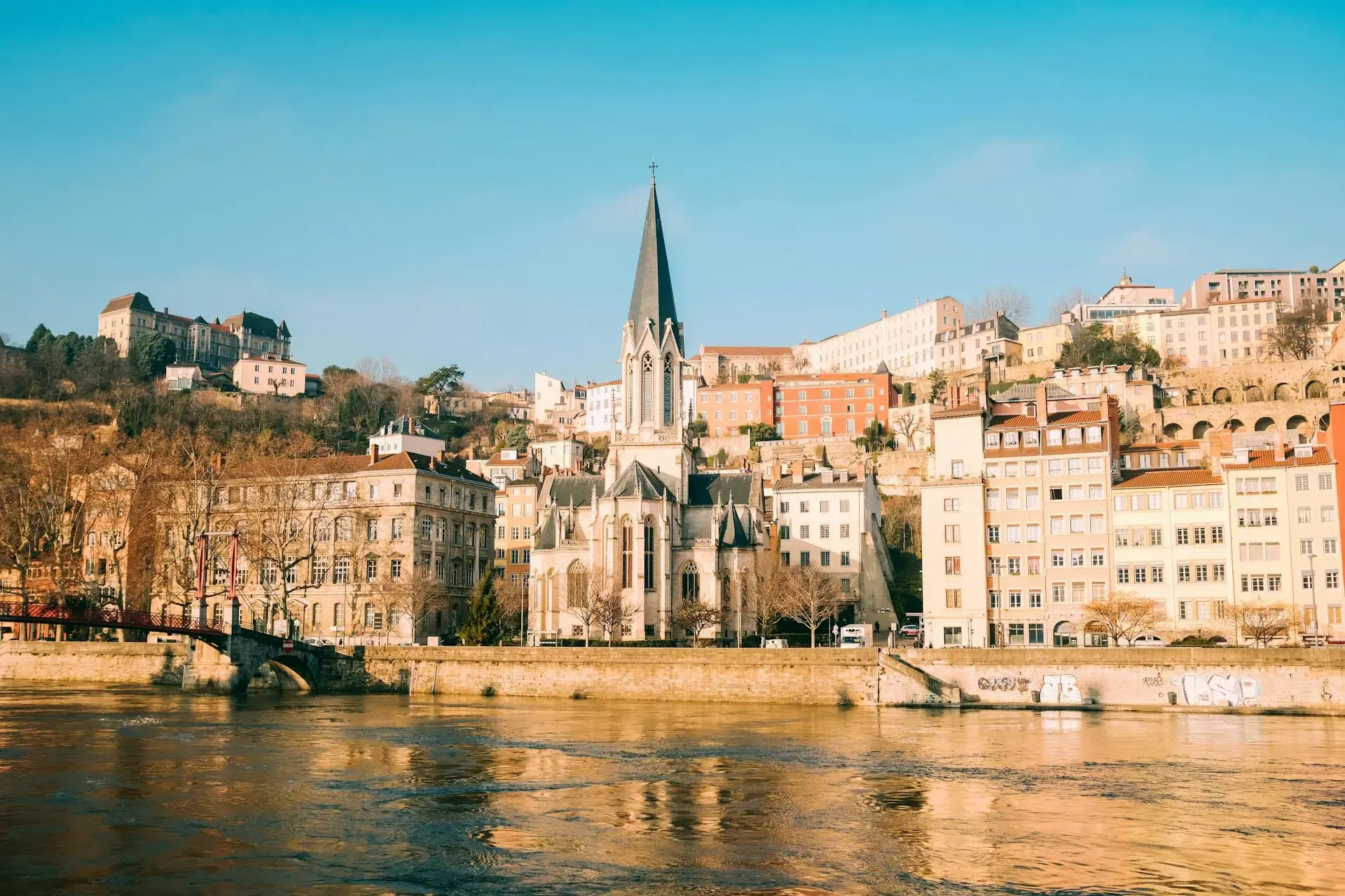 Les quais de Saône à Lyon, l'église Saint-Georges et la colline de Fourvière au soleil couchant