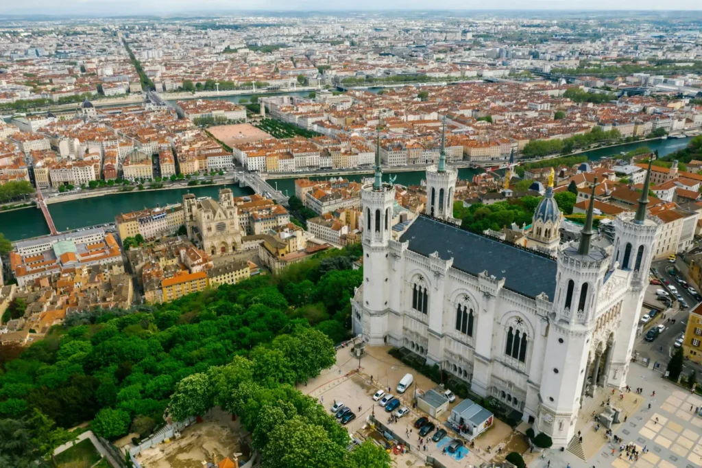 Vue aérienne de la basilique de Fourvière dominant les toits de Lyon